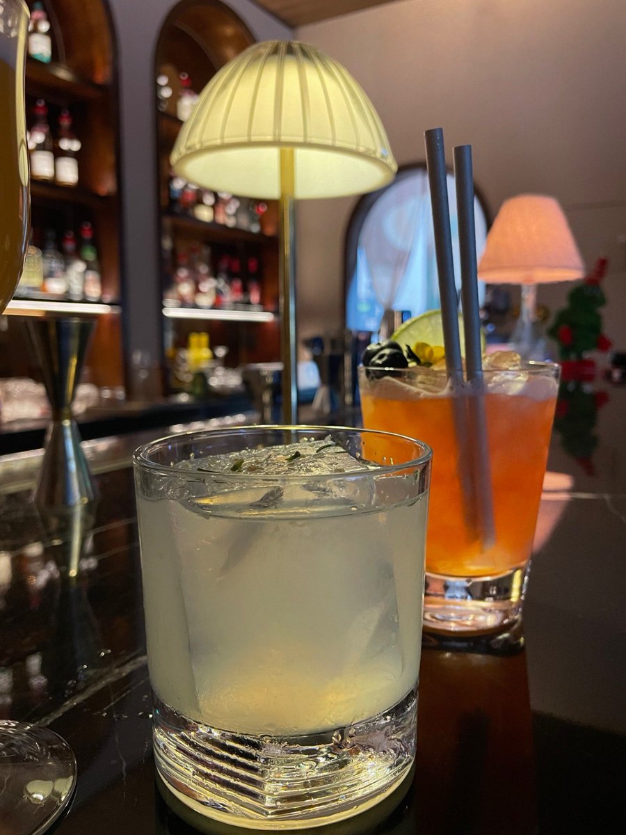CasseyLint0uo's tweet photo. La luz cálida ilumina la barra del local. Taza de café humeante, plato de paella y una conversación tranquila entre dos amigos: la noche tiene su sabor. https://t.co/lMV5DXfaff