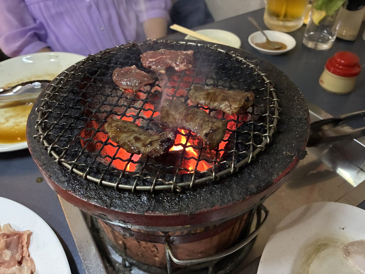 TAKAQ6's tweet photo. 昨晩は家族で焼���。
妻と息子はお酒。私は水。

飲みたい気持ちが無くなったわけじゃない。
焼肉なら、やっぱりビールは飲みたい。

でも、飲まなかった。

「飲みたくない」じゃなくて、
「飲みたいけど、飲まない」。
今はそれでいいと思ってる。

#Twitter断酒部 https://t.co/LmFlRibO7j