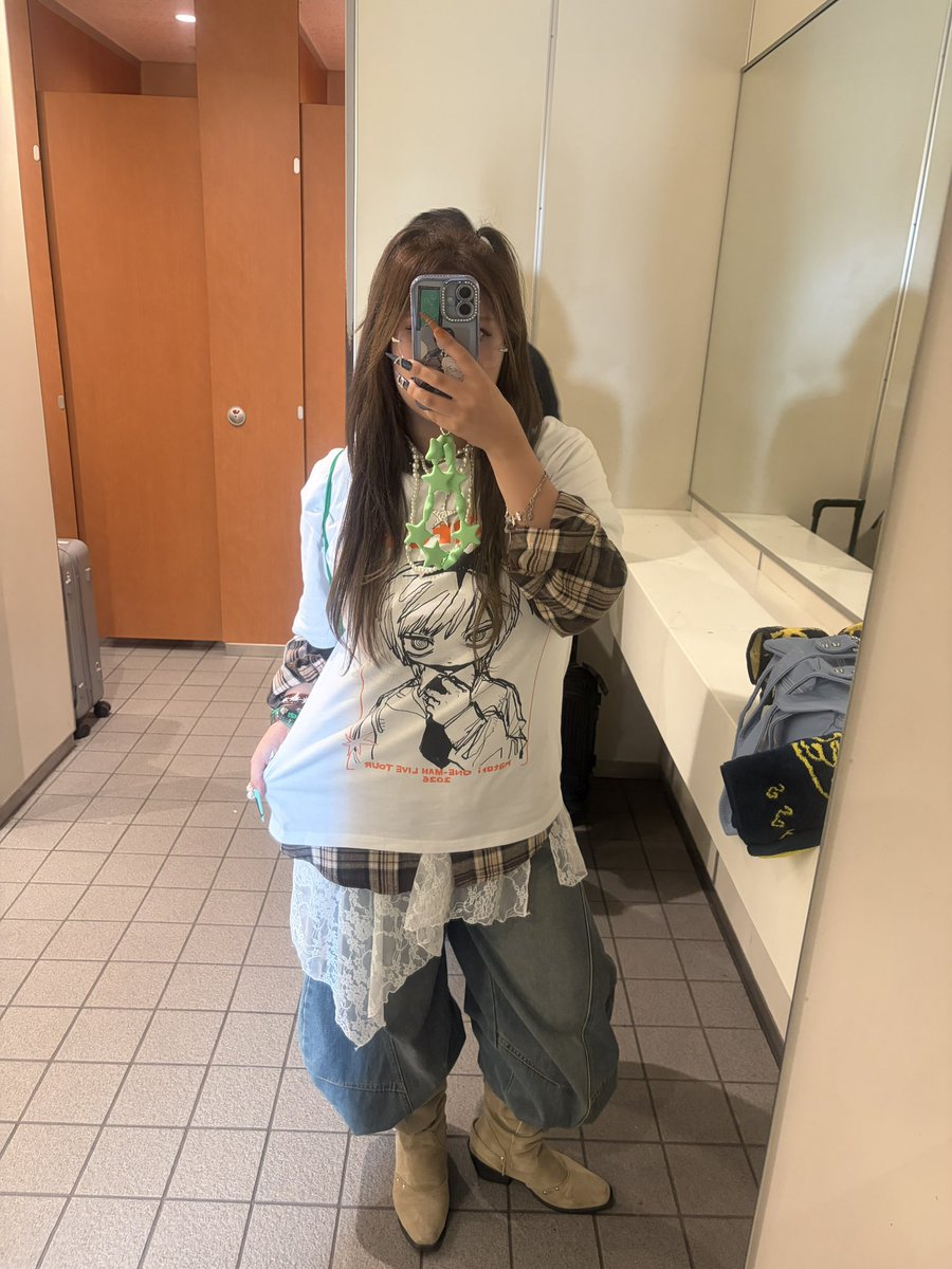 Sir__ryu0's tweet photo. 行進1日目の服装はこんな感じでした⚡️🌟
とにかくなとりくんが大好きなレイヤード意識して自分らしさも忘れずにそしてお揃いにしたくて猫耳にしたけどおさげツインにされた😾けど可愛いからおけ^ᴗ.ᴗ^♩
なとりくんのシームレス見たいな🍥
#なとり #なとり_行進 https://t.co/xXIyD5P1BD