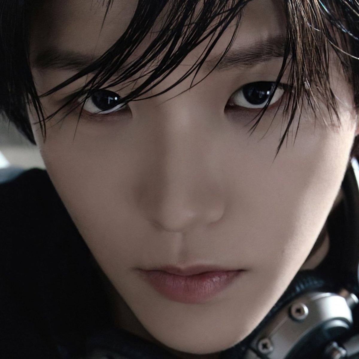 daenguniverse's tweet photo. his gaze looks so evil https://t.co/cvDgALg7EI