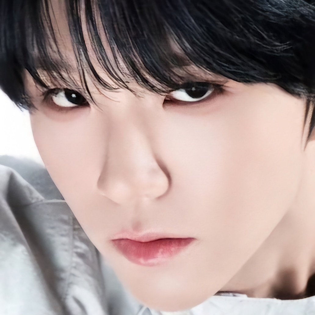 daenguniverse's tweet photo. his gaze looks so evil https://t.co/cvDgALg7EI