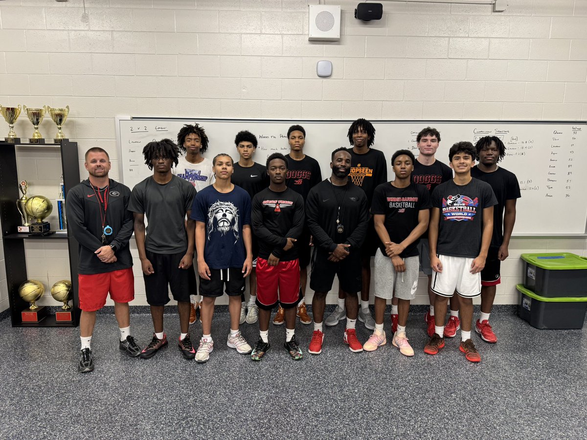 WinderBarrowMBB's tweet photo. We appreciate Coach Emeka and @LegacyC21531 for coming through today and putting our guys through some pro level speed and agility drills as we gear up for our season! #GoDoggs https://t.co/cx7a42KGw7