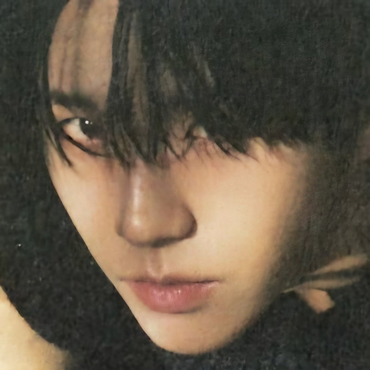 daenguniverse's tweet photo. his gaze looks so evil https://t.co/cvDgALg7EI