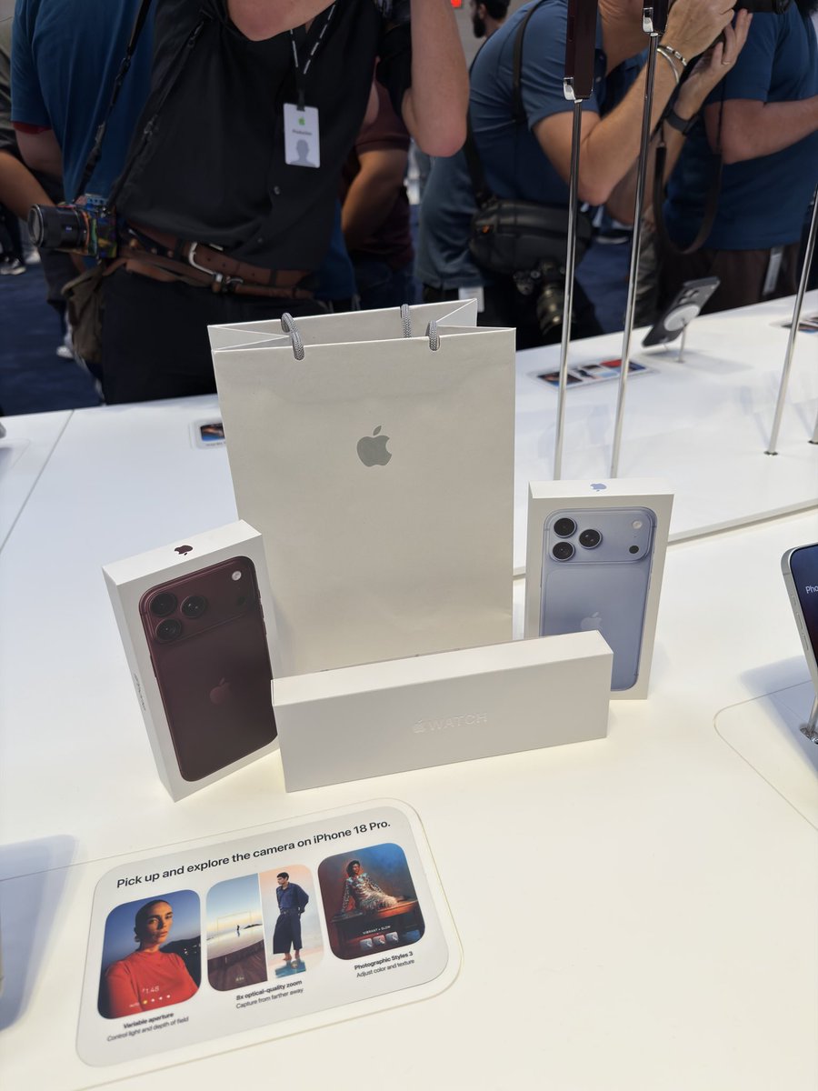 gianfrancoDoria's tweet photo. Thank you @Apple @johnternus @gregjoz. For this amazing experience picking up our new iPhones!! #apple https://t.co/0Qdp47LjC0
