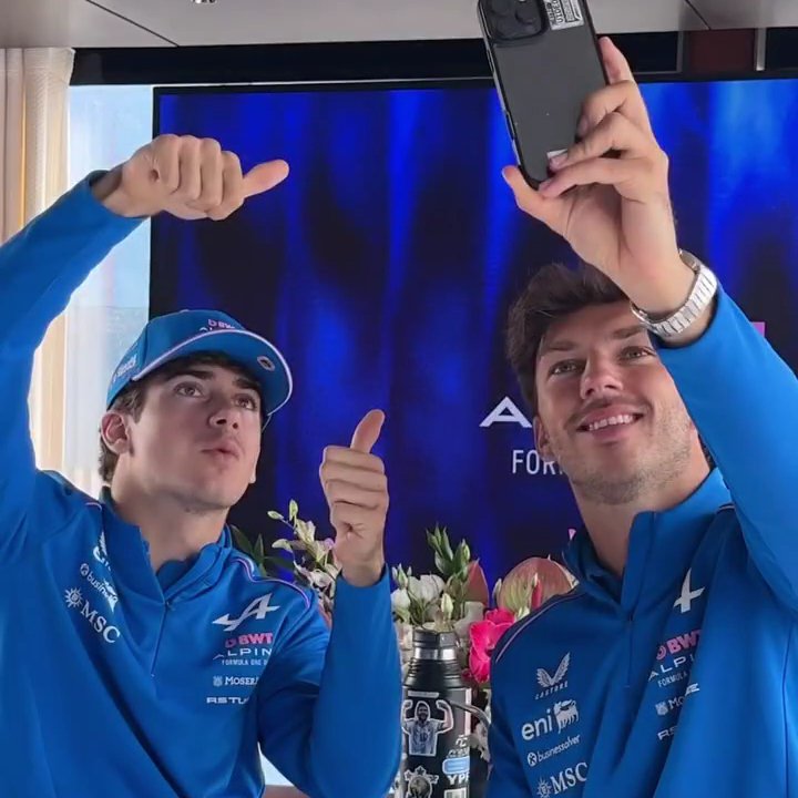 Jhared130's tweet photo. ▫️Este año en Silverstone
El argentino iba recuperando posiciones desde el 19 llegó al 15 y se encuentra con su compañero que "no lo ve" 

En la radio,  FC deja la queja lógica 
"¿qué carajo está haciendo Pierre? Me encerró, Casi chocamos, Es inaceptable!"

▫️Otra vez usa su mejor carta el francés,  la victimización

No lo vio, estaba mirando a otro lado, justo paso un ovni ...
El nunca se hace cargo de  nada

En Madring lo mismo , no peleaba nada, espero un SC o VSC  que no llego y quedó 12 , le avisan por radio que FC  viene  atrás

y el corta la radio en seco , "ni me hables, radio cerrada "
y le estorbo toda una vuelta

Y el argentino desesperado pidiendo el lógico cambio y resultó que Piastri se le vino a dos décimas, sumo Pero casi pierde puntos 

▫️Esto solo me deja ver una cosa 
El señor piedra angular es muy hipócrita, quizás juzgamos mal a Esteban

Y dejen de creer la jodita de familia feliz y primo Pierre
La fotito nunca fue real ,es todo camara para comprar al público argentino y cuando no les sirve los quieren tirar
