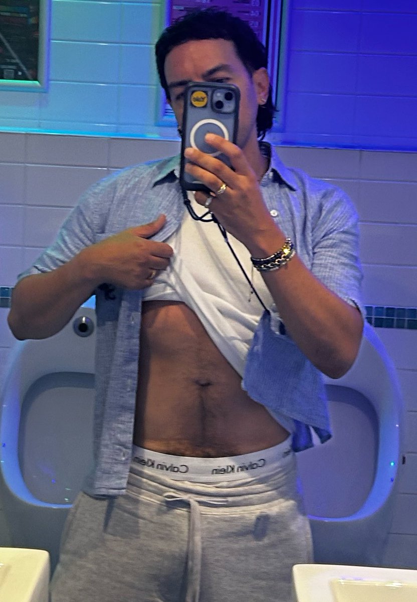 santovance's tweet photo. Who likes it hairy? https://t.co/vAVmHEeCsC