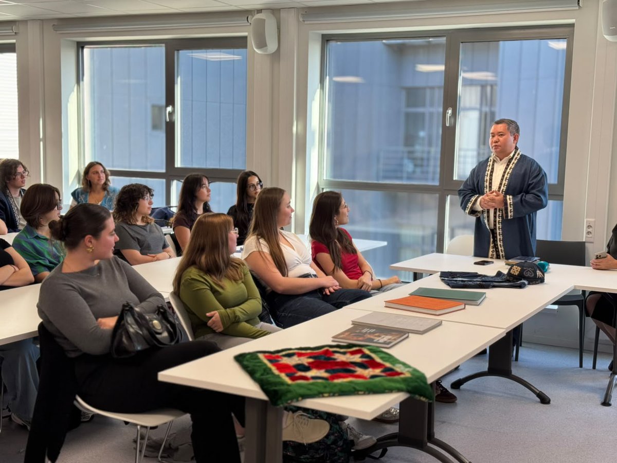 KazBrussels's tweet photo. 📚 🇧🇪 students discover 🇰🇿 through books, language &amp; music!
At @UMONS, 40+ students joined the presentation of 🇰🇿“Reading Nation” project, explored the Kazakh language and traditions&amp; enjoyed two #traditionalküys performed on the #dombra by🇧🇪students.

🔗https://t.co/25Qak8SJWP https://t.co/XQrgtttDFc