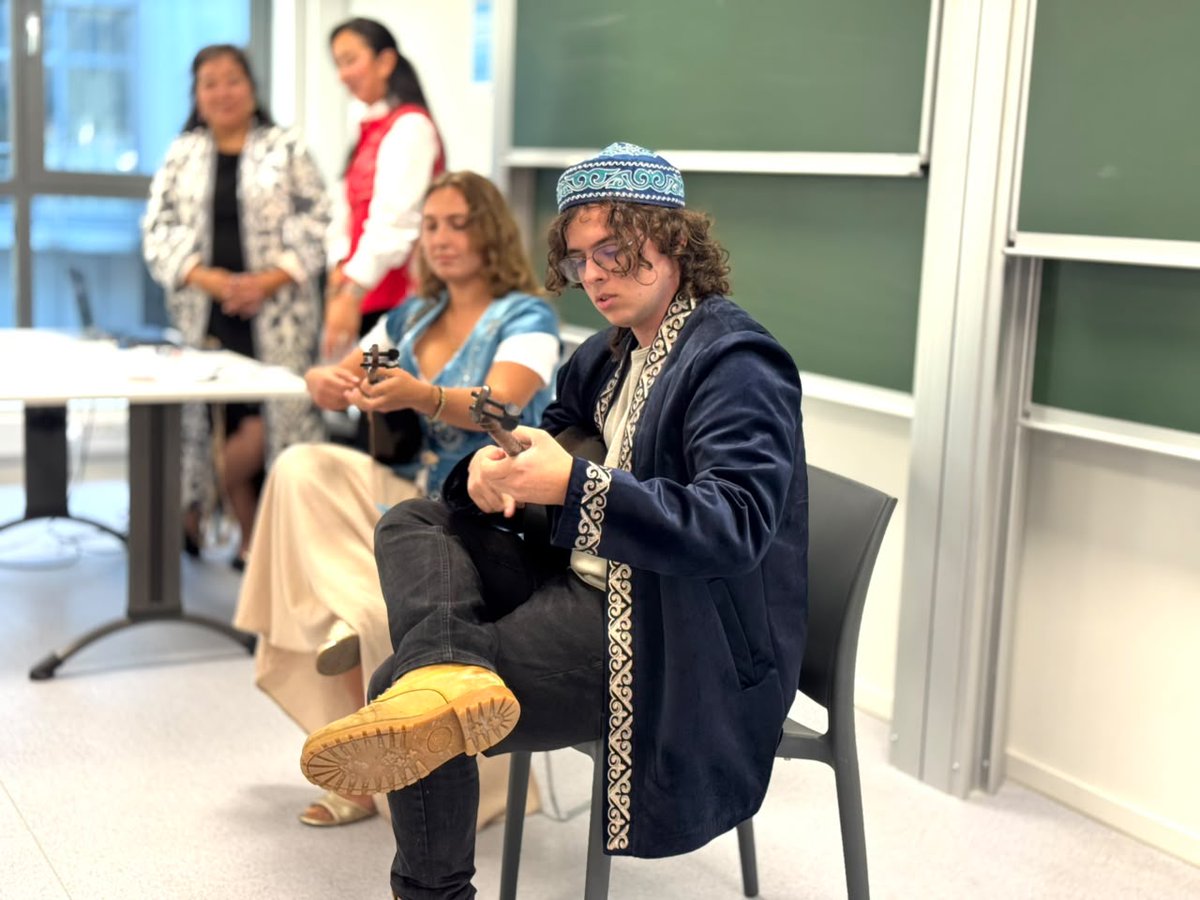 KazBrussels's tweet photo. 📚 🇧🇪 students discover 🇰🇿 through books, language &amp; music!
At @UMONS, 40+ students joined the presentation of 🇰🇿“Reading Nation” project, explored the Kazakh language and traditions&amp; enjoyed two #traditionalküys performed on the #dombra by🇧🇪students.

🔗https://t.co/25Qak8SJWP https://t.co/XQrgtttDFc