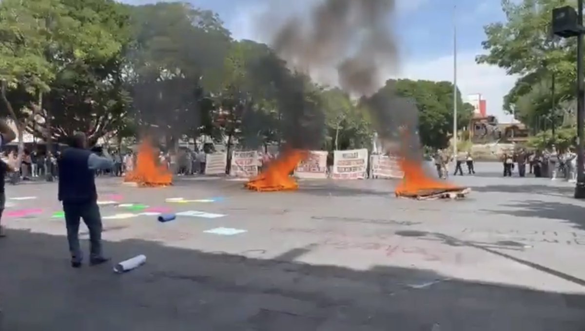 PeriodismoMX_'s tweet photo. NORMALISTAS DE #AMILCINGO IRRUMPEN CON VIOLENCIA Y VALDALIZAN ZÓCALO DE CUERNAVACA
Estudiantes de la Normal Rural “General Emiliano Zapata” de Amilcingo irrumpieron este miércoles en el Centro Histórico de Cuernavaca, donde realizaron actos vandálicos en el Zócalo y Palacio de Gobierno, luego de arribar provistas de bates de béisbol, palos y pintura para exigir respuesta a sus demandas.
https://t.co/WGdXIMcou8