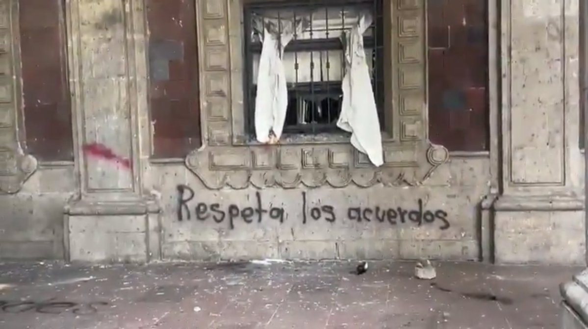PeriodismoMX_'s tweet photo. NORMALISTAS DE #AMILCINGO IRRUMPEN CON VIOLENCIA Y VALDALIZAN ZÓCALO DE CUERNAVACA
Estudiantes de la Normal Rural “General Emiliano Zapata” de Amilcingo irrumpieron este miércoles en el Centro Histórico de Cuernavaca, donde realizaron actos vandálicos en el Zócalo y Palacio de Gobierno, luego de arribar provistas de bates de béisbol, palos y pintura para exigir respuesta a sus demandas.
https://t.co/WGdXIMcou8