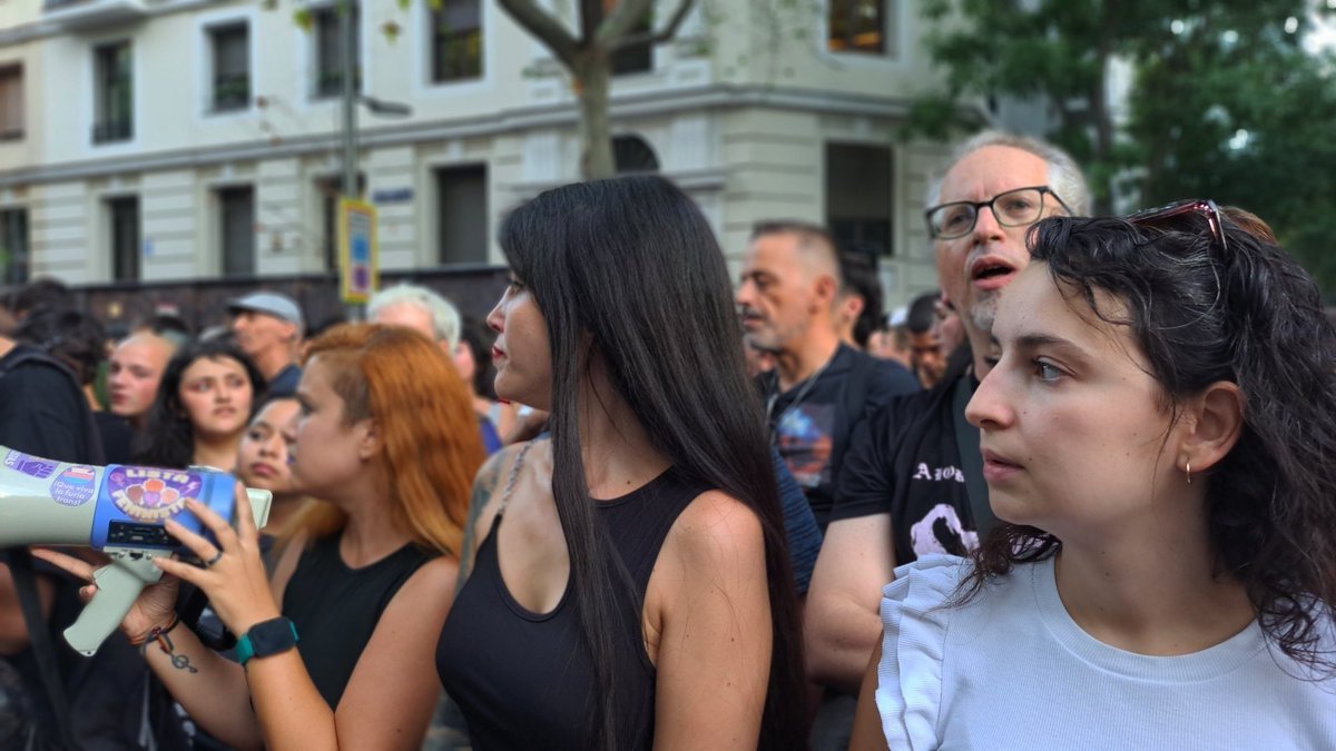 PodemosJovenCM's tweet photo. Esta tarde hemos salido a luchar por Maricarmen y por todas.
¿ Y cuál ha sido la respuesta del PSOE? Nos han pegado y gaseado. Muchas personas han resultado heridas, entre ellas nuestra compañera @Sara_CSerrano, que durante un rato se quedó completamente ciega. https://t.co/pRcGGHez4D