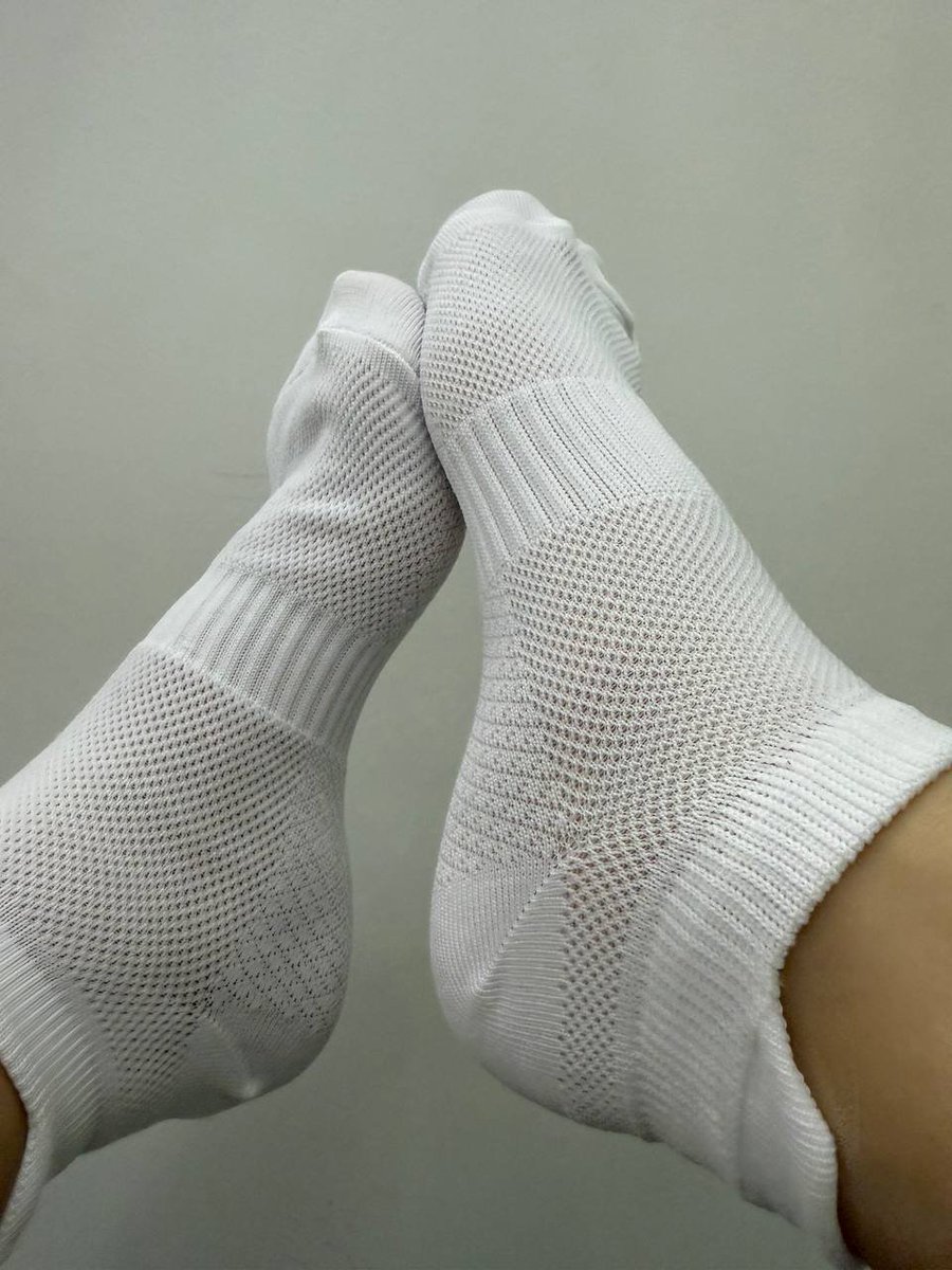 Queenofizmir's tweet photo. White Socks.. Kirlenince kime versem acaba ? https://t.co/YPXb8U0LvO