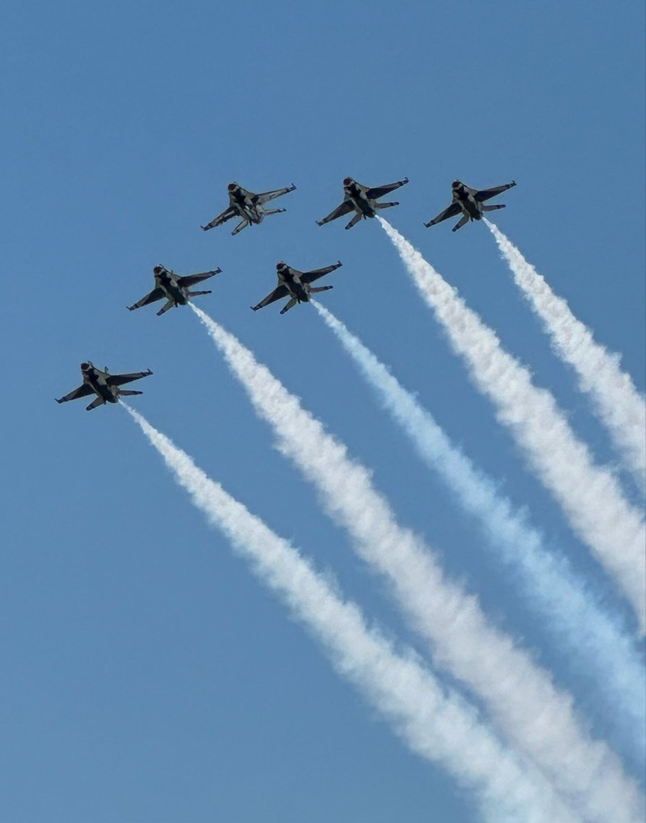 StpSayngSmDay's tweet photo. The US Military has some very talented pilots. They put on an impressive performance. https://t.co/cLg1HlF9CR