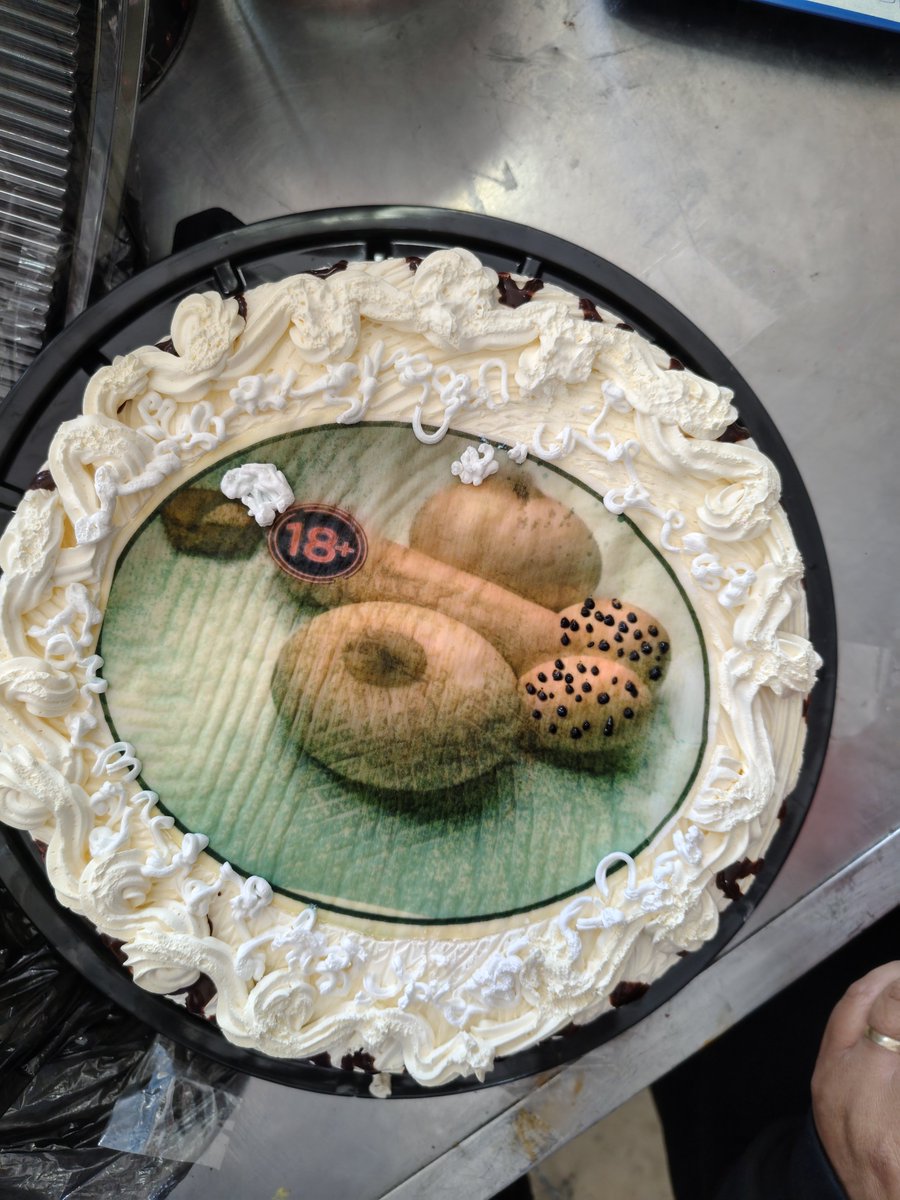 Irxxnog's tweet photo. El domingo fue mi cumpleaños y hoy una compañera del trabajo llegó con un pastel, pero lo veo raro ( será un mensaje subliminal?)
#wataa #EdoMéx #milf https://t.co/cEqTVKy4pD