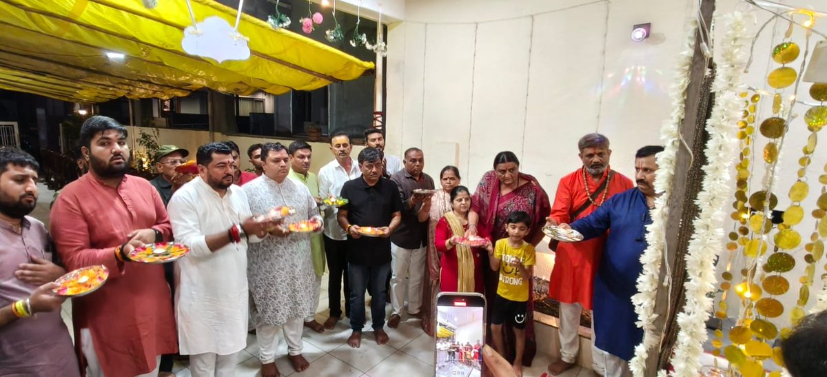kiranraninga's tweet photo. જુનાગઢ મહાનગર અધ્યક્ષ શ્રી ગૌરવભાઈ રૂપારેલીયા ના ભાઈના નિવાસ સ્થાન જ્યોતિ પેલેસ મુકામે ગણપતિ બાપા ની મહાઆરતીમાં
પ્રદેશના ઉપાધ્યક્ષ સાસંદ શ્રી રાજેશભાઈ ચુડાસમા, હોદ્દેદારો, કાર્યકર્તા વગેરે ઉપસ્થિતિ રહી આશીર્વાદ મેળવ્યા. 🙏🙏🙏 https://t.co/JQyVOMt9FW