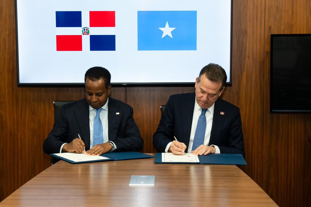 MOFASomalia's tweet photo. Somalia and the Dominican Republic have signed an agreement to establish diplomatic relations. FM @AbdisalamDhaay and FM @itobisono signed it on the sidelines of #UNGA81, advancing Somalia's partnerships across Latin America and the Caribbean. @MIREXRD 🇸🇴🇩🇴 https://t.co/BLsrXdGQBk
