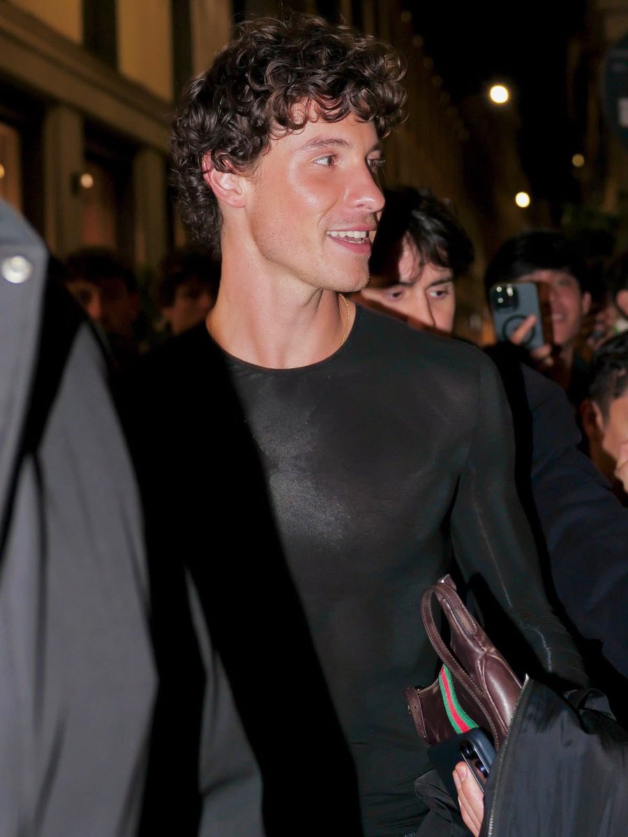 shawnpins's tweet photo. shawn mendes in all black for gucci >> https://t.co/wBdtK62Lja