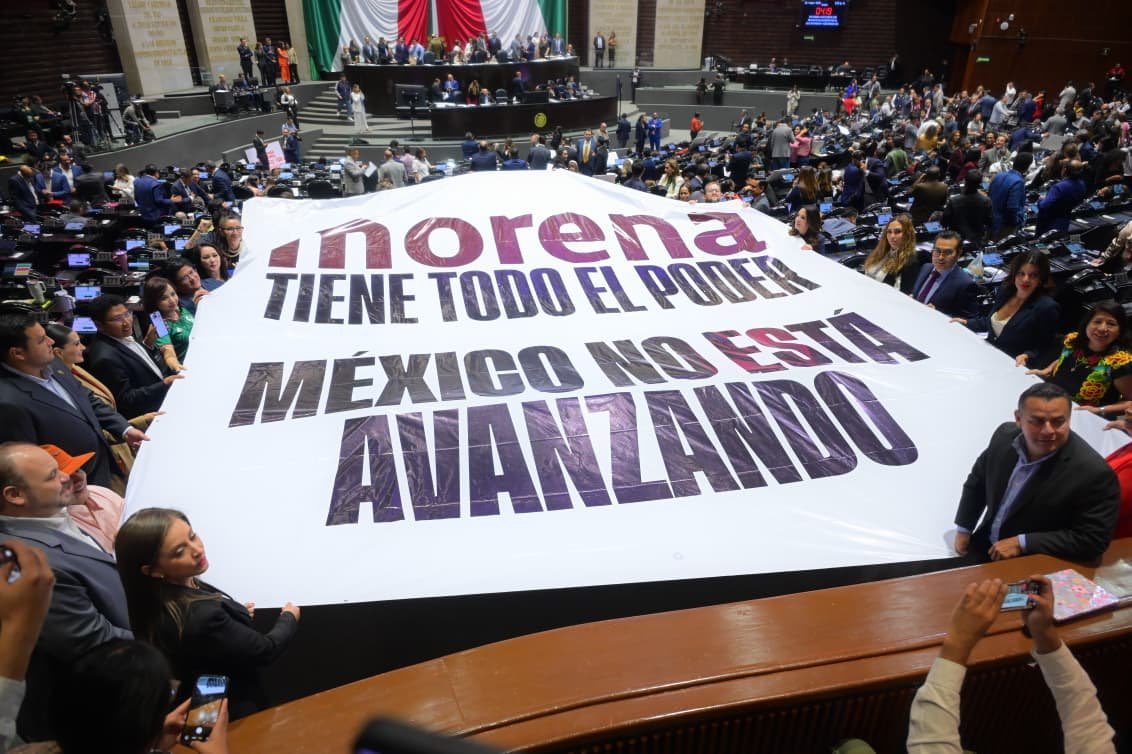 FerEstebanMX's tweet photo. Morena edita lonas porque no puede presumir resultados. Les indigna la manipulación hasta que les sirve de propaganda. 

El poder es de la gente, no de su partido. Pónganse a gobernar, sus fracasos no se borran con IA.

@MovCiudadanoMX 
@MovCiudadanoCMX https://t.co/Wb1uOzMilg