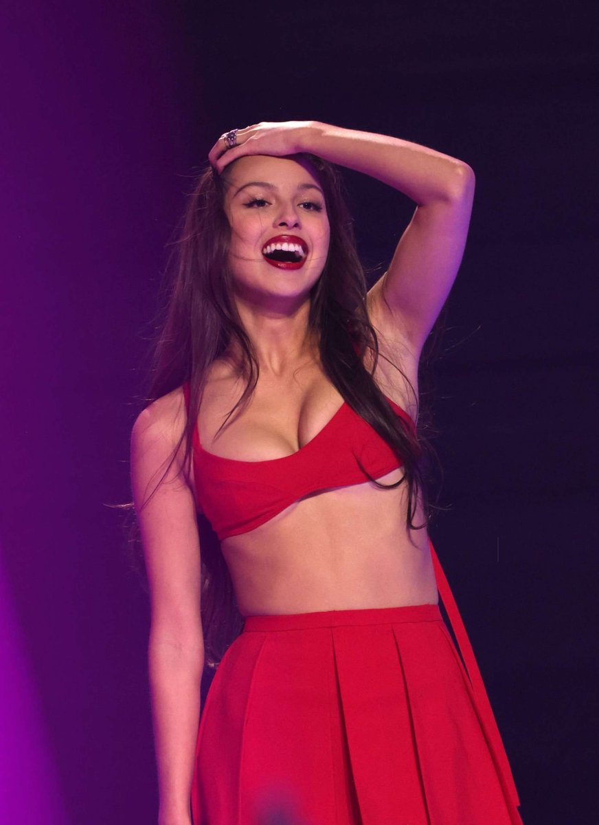 oliviaaddiction's tweet photo. red is so her https://t.co/KuGARODRfn