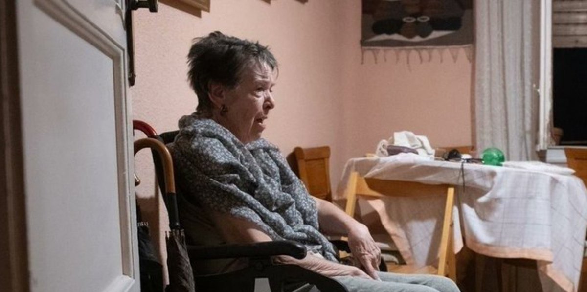 nachofdezic's tweet photo. Vienen 110.000 migrantes al año

No se construye vivienda, ni tampoco vivienda social

Fondos extranjeros acaparan la poca oferta que hay, hinchando precios (aunque sea solo un 5% del total)

Más demanda, menos oferta

Aumenta tensión en ciudades principales

Mari Carmen es deshauciada

Este gobierno no ha sabido solucionar el principal problema de los españoles, ni siquiera ha cumplido con sus propias promesas

Había que construir (más oferta), restringir entrada (menos demanda), priorizar nacional VS fondo extranjero (encauzar oferta)

Y no, se ha, hecho, NADA