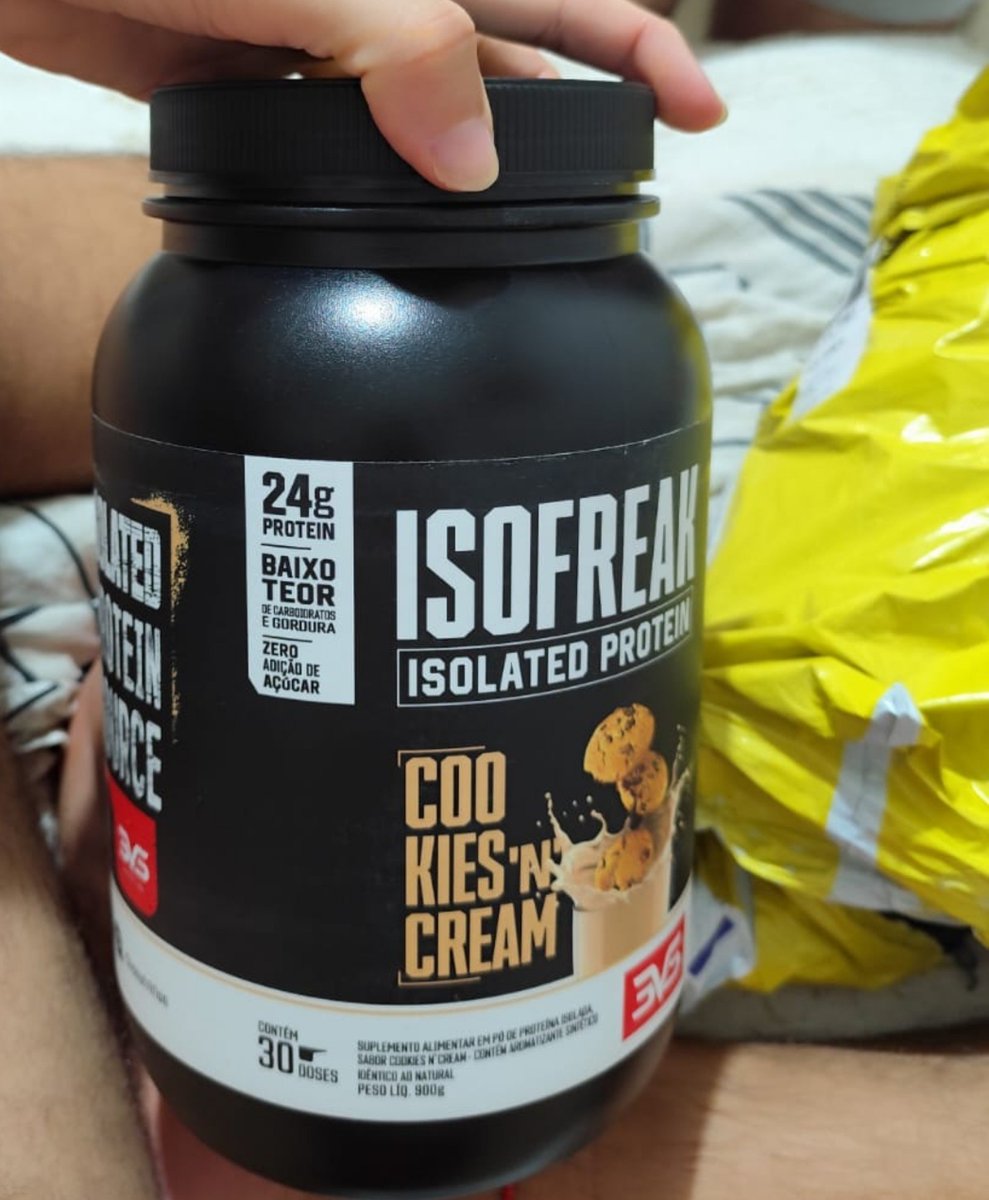 Czark1ng's tweet photo. Caras eu ganhei um whey protein de cookies pq o moço me achou legal, eu vou chorar (pela pika tbm). https://t.co/hgu6rtCg3o