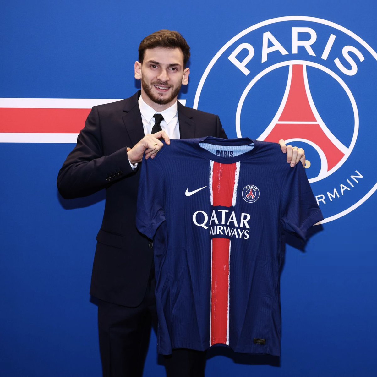 ActuFoot_'s tweet photo. 🚨 Khvicha Kvaratskhelia 🇬🇪 : « Rejoindre le PSG a représenté une nouvelle étape, car le PSG est L’UN DES PLUS GRANDS CLUBS DE L’HISTOIRE DU FOOTBALL. ⭐️❤️💙

J’étais extrêmement fier de venir ici. 

Quand j’ai parlé avec le président et avec Luis Enrique, je n’ai pas hésité une seconde. 

Quand ils m’ont présenté le projet et la manière dont ils me voyaient, j’ai dit à mon agent et à mon père : ne discutez même pas avec les autres clubs. Je vais là-bas. 

Je savais que je pouvais réussir dans cette équipe. »

🎙️ @BBCSport