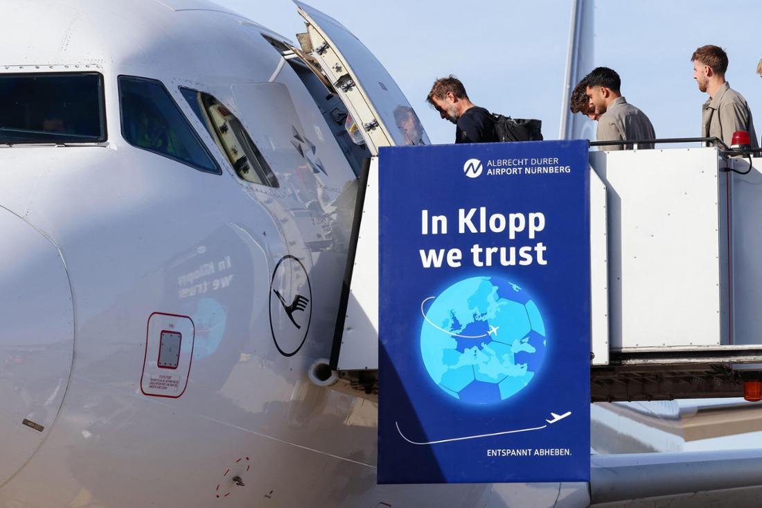 iMiaSanMia's tweet photo. 🇩🇪 A banner reading 'In Klopp we trust' by Nürnberg airport ahead of the departure to Amsterdam earlier today https://t.co/TK0esdhBLB