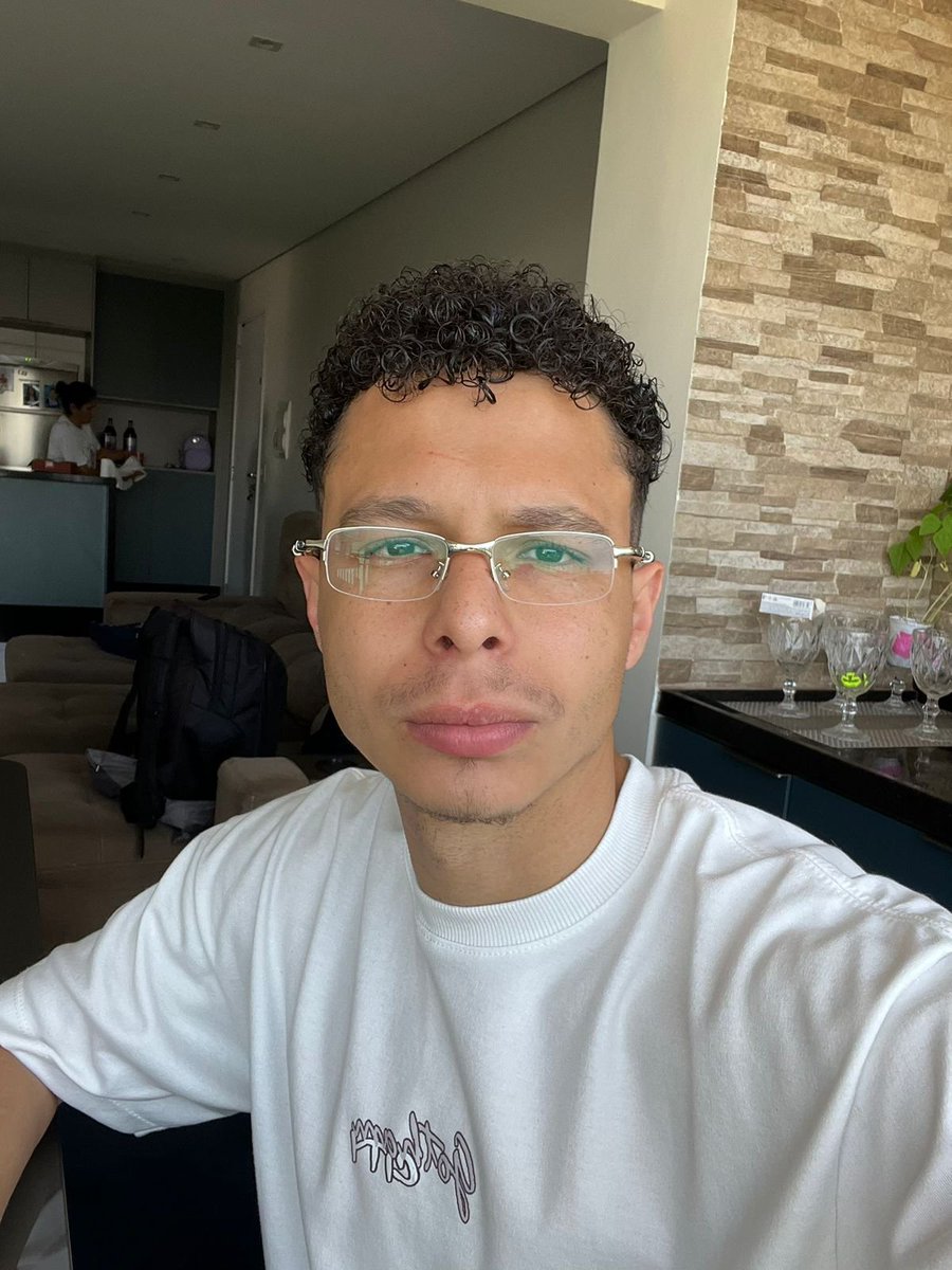 odeiocadu's tweet photo. Acredite ou não eu tenho 19 anos https://t.co/Dg9xlFwooz