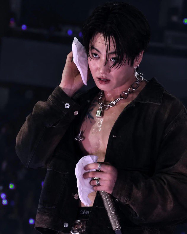 JEONKH_'s tweet photo. I CANNOT SHUT UP ABOUT THIS JUNGKOOK https://t.co/ZR5cJ32Cx8