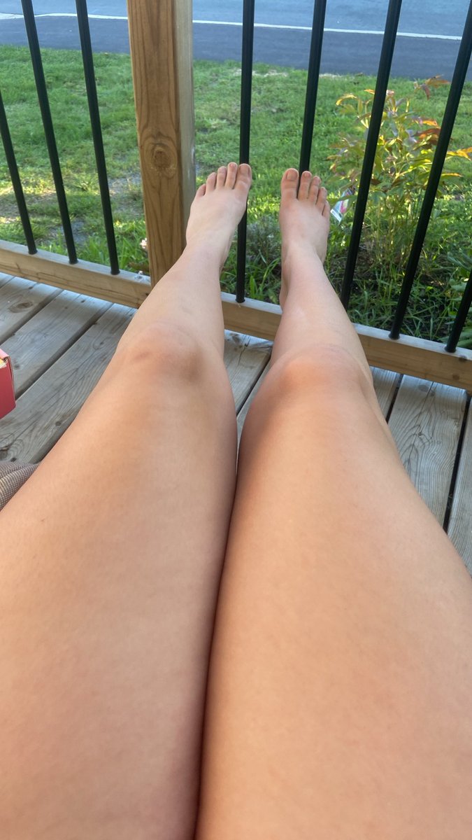 AbbeyRose444's tweet photo. whos buying feet pics 🦶📸 https://t.co/KRWcj3N14Q
