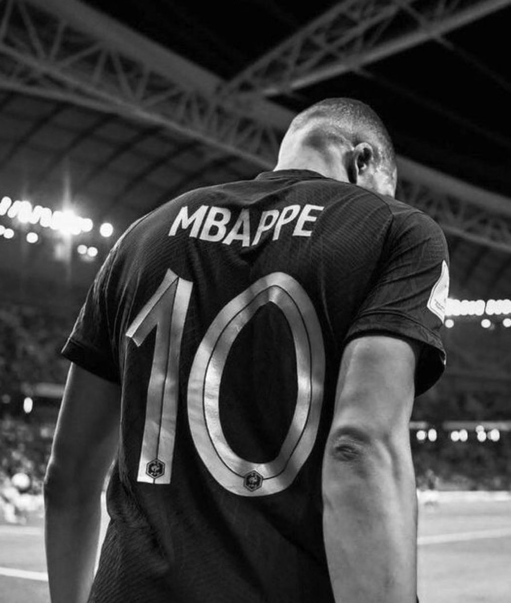 JoshuaKMH6's tweet photo. Je crois qu’on réalise pas le mental de zinzin que Mbappé a Il se fait lyncher tous les jours on l’insulte des campagnes de haine sont faites à son encontre tout au long de l’année pourtant il reste focus.

Il est tellement fort mentalement que j’ai même l’impression qu’il se nourrit des critiques.
