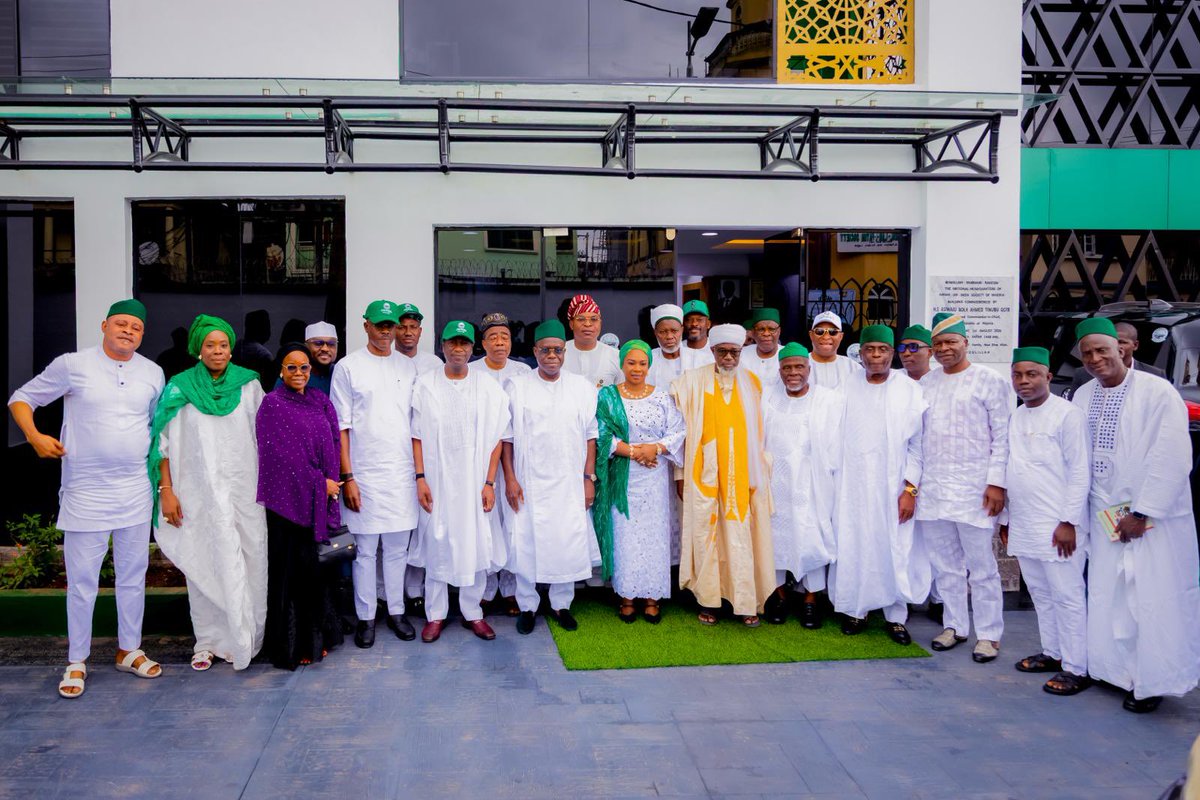 drobafemihamzat's tweet photo. I had a consultative visit with the leadership of Ansar-Ud-Deen Society of Nigeria, led by Prince Mosediq Adeniji Kazeem, SAN.

True progress cannot happen in isolation, which is why seeking counsel from community leaders remains important to us. We sat down to discuss our shared vision for a greater Lagos and how we can continue to find practical solutions together.

We remain open to advice grounded in the realities of our people. Their perspectives and guidance will continue to be valuable as we work towards a Lagos that works for everyone.