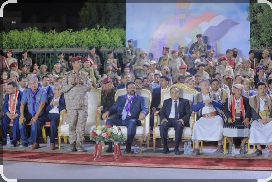 omar2012ali's tweet photo. من ميادين العرض إلى ميادين الحسم… أين قوات مأرب؟

ربما يزعج ما أنشره بعض الذين لا يرون في المشهد إلا مصالحهم الشخصية، ولا يمتلكون ردًا سوى التشكيك في الآخرين ومهاجمتهم. أصحاب العقول الضيقة ينشغلون بالأشخاص، أما أصحاب الرؤية فيقرأون المتغيرات ويتابعون حركة الميدان، لأن الحرب لا تُقرأ بالشعارات ولا بالعواطف، وإنما بالمواقف والنتائج.

واليوم، بينما تخوض ألوية العمالقة الجنوبية وقوات درع الوطن والمقاومة الوطنية ومن معهم من الأبطال مواجهات حقيقية ضد مليشيات الحوثي، فإنهم يثبتون لقيادة التحالف وللجميع أنهم شركاء حقيقيون ومقاتلون أشاوس، وأنه لا توجد موانع أمام قيام شراكة صادقة تقوم على المصالح المتبادلة ومواجهة العدو المشترك.

ومن حق كل طرف أن يبحث عن مصالح أرضه وأهله، ما دامت هذه المصالح لا تُبنى على حساب المعركة أو بالتخادم مع الحوثي من تحت الطاولة. فالشراكة الحقيقية لا تعني إلغاء مصالح الأطراف، بل توحيدها في مواجهة الخطر الأكبر.

لكن هنا يبرز السؤال الذي لا يجوز الهروب منه:

في 26 سبتمبر 2024 شهد سلطان العرادة، إلى جانب رئيس الوزراء آنذاك أحمد عوض بن مبارك ورئيس هيئة الأركان صغير بن عزيز، عرضًا عسكريًا في مأرب لوحدات من الجيش والمقاومة، قُدّم باعتباره استعراضًا للجاهزية القتالية لمعركة استعادة الدولة.

وفي 26 سبتمبر 2025 شهدت مأرب عرضًا عسكريًا آخر نظمته وزارتا الدفاع والداخلية ورئاسة هيئة الأركان، وشاركت فيه وحدات من الطيران والدفاع الجوي، والهندسة العسكرية، والقناصة، والطيران المسيّر، والشرطة العسكرية، وقوات الأمن الخاصة وحماية المنشآت.

لقد شاهد اليمنيون الرجال والسلاح والتجهيز والاستعداد، وسمعوا الخطب والوعود بأن ساعة استعادة الدولة قادمة.

لكن السؤال اليوم: أين ترجمة تلك العروض على الأرض؟

لماذا لا تتحول مأرب من الدفاع المستمر إلى الهجوم المنظم؟ ولماذا لا تُفتح منها جبهة حقيقية تضغط باتجاه صنعاء، وتخفف الضغط عن الساحل الغربي وكهبوب وتعز والبيضاء؟

أين الوحدات التي ظهرت في العروض؟ وهل لا تزال بكامل جاهزيتها داخل مأرب؟ وهل تمتلك قرار التحرك، أم أن هناك قرارًا سياسيًا وعسكريًا يمنعها من الانتقال إلى الهجوم؟

ومن المسؤول عن إبقاء هذه القوات في وضع الدفاع فقط، بينما يقاتل الآخرون ويقدمون الشهداء في جبهات مفتوحة؟

نحن لا نتهم المقاتلين المرابطين في مأرب؛ فقد صمدوا وقدموا تضحيات عظيمة، ولا يستطيع منصف إنكار ذلك. حديثنا موجه إلى القيادة السياسية والعسكرية وصاحبة قرار تحريك الجبهات.

فالقوات لا تُبنى لتظهر في العروض، والأسلحة لا تُكدس للزينة، والجيوش لا تُقاس بعدد الصفوف التي تمر أمام المنصات، بل بمقدار ما تحققه في أرض المعركة.

إن كانت هذه القوات موجودة وجاهزة، فلماذا لا تتحرك؟

وإن كان قرار تحركها محجوزًا، فمن يحتجز القرار؟

وإن كانت إمكاناتها أقل مما ظهر في العروض، فلماذا جرى تقديمها للشعب باعتبارها قوة جاهزة لمعركة التحرير؟

أما بقاء القوات معطلة أو محصورة في الدفاع، فهو وضع يخدم الحوثي عمليًا، سواء كان ذلك مقصودًا أم نتيجة فشل القرار العسكري.

هذه ليست إساءة إلى مأرب، وليست تشكيكًا في أبطالها؛ إنها مساءلة وطنية مشروعة. فاليمنيون لا يريدون عرضًا عسكريًا جديدًا، بل يريدون رؤية هذه القوات في جبهة حقيقية ومتكاملة مع بقية القوات التي تواجه الحوثي.

من يملك السلاح والرجال ولا يفتح الجبهة، عليه أن يشرح للشعب: لماذا؟

بقلم/ علي عمر بن الشيبه