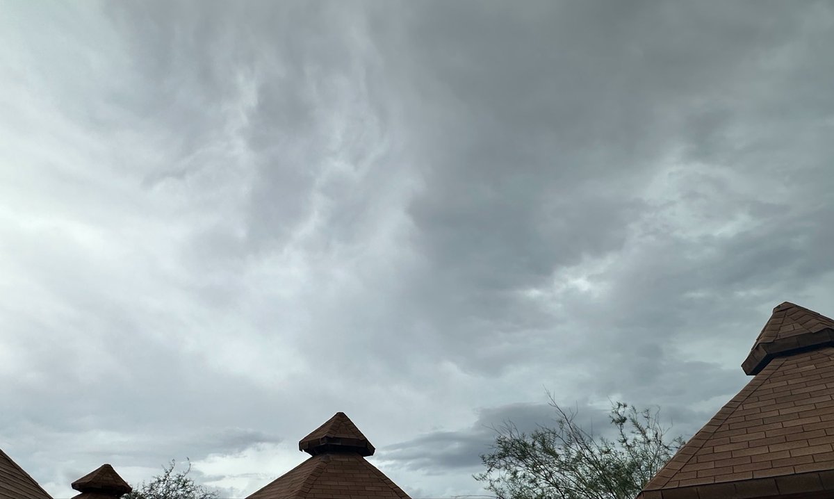 diveriumm's tweet photo. no one understands how much i love gloomy weather omfg https://t.co/3VyBhRk5mr