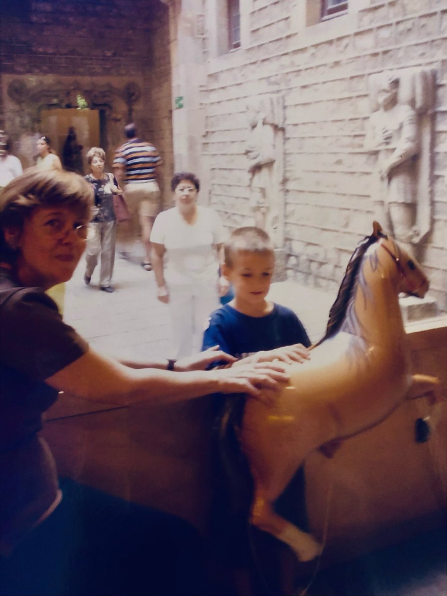 rosanesfiguerol's tweet photo. Un 24 de setembre d’un any tan proper com llunyà alhora, passejo pel barri Gòtic amb els meus fills, la Berta i el petit Josep. Al pla de la Seu, un venedor de globus subjecta una bona col·lecció de personatges dels dibuixos animats del cinema i la televisió: la Lala, la Po, la Minnie i en Mickey, l’Spirit… El petit Josep alça el dit assenyalant un dels globus i crida emocionat “Mila mama, el Pavall, el Pavall!” El meu Bebè ha reconegut el protagonista d’una de les seves pelis preferides, el mustang valent i indomable nascut al salvatge Oest i està tant content que no em puc resistir al color de l’alegria dels seus ulls i l’hi compro sense que me’l demani
i l’hi lligo ben lligat al canell, no fos cas que vulgui trotar cap al cel i tinguem  un disgust. Amb el nou amic ben fermat, continuem el passeig pel carrer dels Comtes i en arribar a l’alçada del Marès, decideixo d’iniciar els meus fills en una activitat de poc risc, la visita a un museu,  i ja som davant del taulell per demanar les entrades quan m’adono que som tres humans i un cavall. 
Ai, i ara què faig amb el globus? Una veu amabilíssima es mira en Josep i diu “I aquest nen rosset, quin nom té?” “Iosep”, li contesta el meu Bebè. “Quin nom més bonic! Que em deixes el teu cavall? Jo te’l guardo aquí fins que tornis” I l’Spirit es queda esperant el seu amo amb la senyora de veu dolcíssima. No recordo què vam veure allà dins, però sí les mirades encuriosides i atentes a tot el que explicava als meus fills i cap ni un “Mama, quan marxem?” La visita es va acabar al mateix lloc per on havíem entrat, allà on l’Spirit esperava el seu amo, que va córrer a buscar-lo. “Què li has de dir a aquesta senyora tan amable que t’ha guardat el cavall?” I el meu Bebè somriu d’orella a orella i li diu “dlasies” tot content de haver retrobat el seu nou amic. I la senyora de la veu dolcíssima em demana de fer-se una foto amb el meu nen i, és clar, li dic que oitant! La companya treu una càmera i els fa una foto i em demana l’adreça de casa per enviar-me’n una còpia. 
Ja pujàvem dels escales que ens conduïen de nou cap al carrer, quan la senyora de veu afable em diu “La felicito, mare. Aquests nens s’han portat molt bé” i afegeix que com es nota que els duc sovint a visitar museus i jo no goso decebre-la i no li dic que és el primer cop que ho faig. 
Potser érem ja al novembre quan va arribar un sobre a nom del “senyor” Josep Boan i Rosanes i dins del sobre, la fotografia. I cada any arribava una carta amb una invitació per assistir als diferents actes que celebrava el museu. Una carta per al meu nen que ara era “senyor” i que jo, any rere any, guardava al mateix lloc on hi havia la fotografia. I quan vaig pensar en escriure aquesta història, vaig anar a buscar-la perquè acompanyés el text i ni les invitacions ni la foto eren al lloc que jo recordava. Vaig sentir com el dolor de pensar que l’havia perduda per sempre, que no li havia sabut donar el valor que tenia, m’esquerdava el cor de bell nou. I vaig plorar desconsoladament. 
Soc a la terrassa, negra nit, mirada perduda quan el meu marit m’acaricia l’espatlla. “Es esta la foto que estabas buscando?” Les paraules del meu home em retornen al món. Miro la fotografia. Un globus, una dona, el meu fill…“On l’has trobada?””On era?”
“Me la ha dado Josep. La tenia guardada en el cajón de su escritorio ”…
#JosepBoan #Reforma142CP #StopViolenciaViaria #JustíciaBoan #nofueunaccidente #LleiBoan