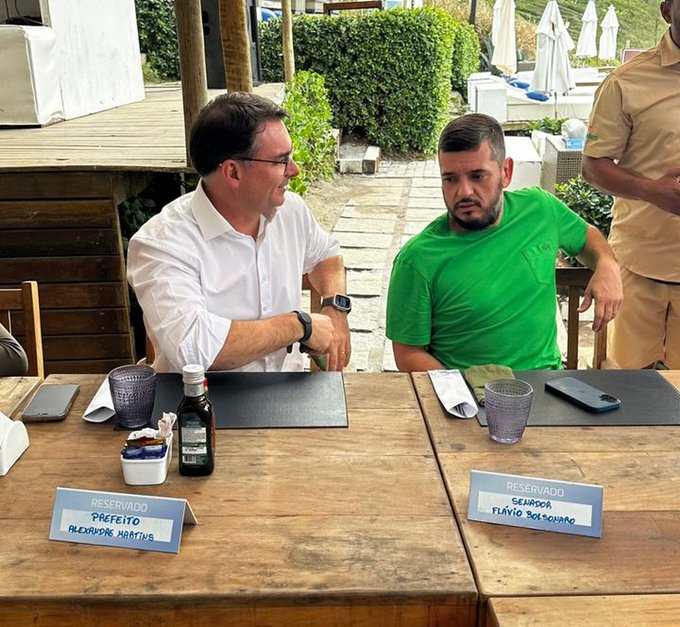 Cigarretteut's tweet photo. @NewsLiberdade Olha aí! Rodrigo Bacellar, aliado político de Flávio Bolsonaro, foi preso e virou réu no STF envolvimento comComando Vermelho. E aí, Flávio, vai explicar essa parceria com o crime? Nao acredita? Pesquise https://t.co/67WWmXi0r5