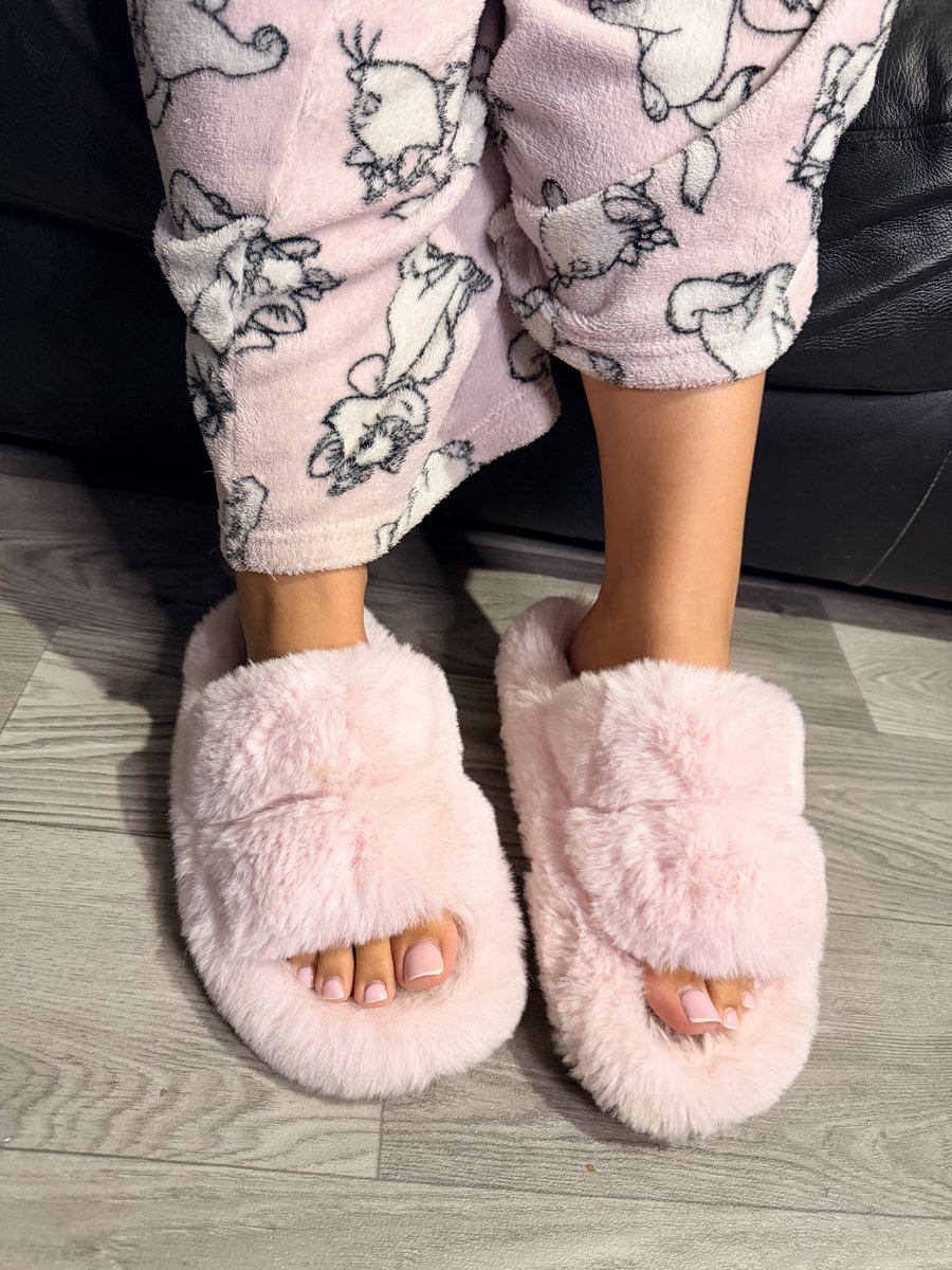 Bratchlo's tweet photo. rate my feet from 1 to 10 and explain why https://t.co/fbCMKy8RHK