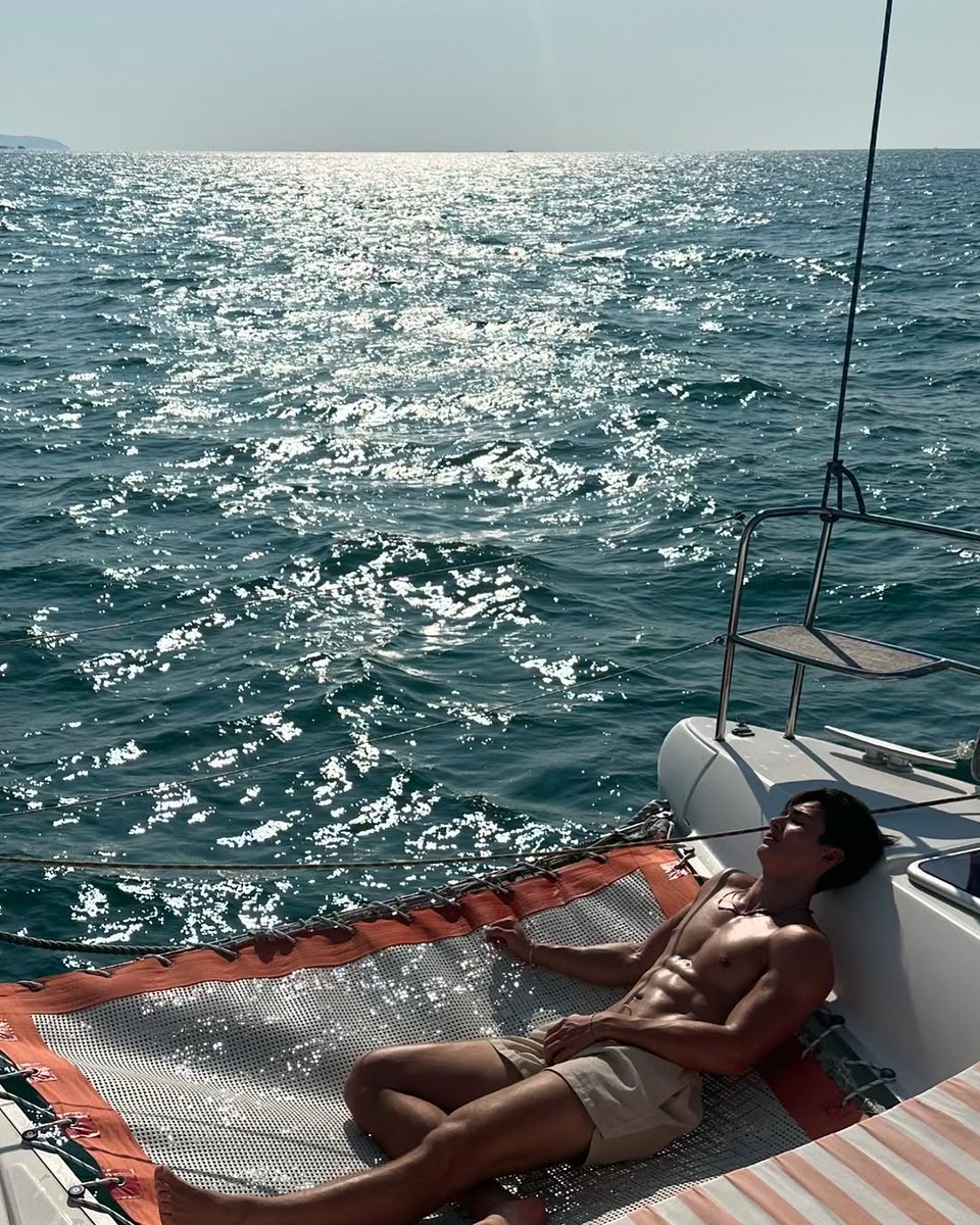 elix_kozar's tweet photo. “Banana boat” and “let’s go!” will never appear in my vocabulary again after the broken nose. https://t.co/m9Y0ikmUFR