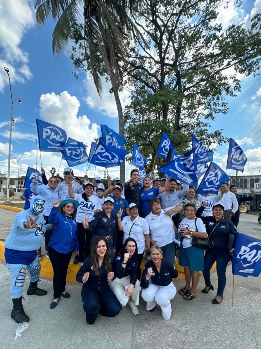 JorgeRoHe's tweet photo. Macuspana le abre las puertas al PAN. 🙌🏻🔵

Salimos a las calles de Macuspana, Tabasco con nuestra secretaria general @MichelGonzalezM, nuestra presidenta @KathiaBolio y el @PAN_Tabasco para escuchar a las familias y conocer de frente sus preocupaciones. 🚶‍♂️

La defensa del estado y de México empieza estando cerca de la gente.
#PatriaFamiliaYLibertad 🇲🇽