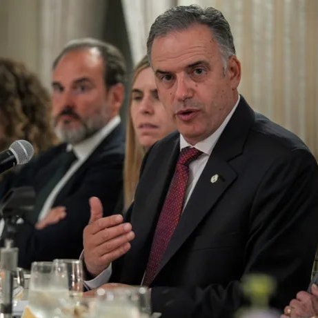 portalmvd's tweet photo. ORSI PIDIÓ A INVERSORES QUE “CONSIDEREN A URUGUAY” Y DESTACÓ SUS “REGLAS CLARAS”

Yamandú Orsi presentó a Uruguay ante inversores en Nueva York como un país estable y previsible, y pidió más inversión para generar empleo, conocimiento y crecimiento de largo plazo.

Contexto
El presidente participó de una cena de Americas Society/Council of the Americas en Nueva York. Allí afirmó que la confianza en Uruguay se sostiene en instituciones sólidas, fortaleza macroeconómica y cohesión social.

Qué destacó Orsi
El mandatario resaltó la estabilidad democrática, el Estado de derecho, la independencia de poderes y la continuidad de las reglas entre gobiernos. También señaló que la inversión extranjera recibe el mismo trato que la nacional.

El gobierno busca actualizar los incentivos a la inversión, atraer talento extranjero calificado, digitalizar procesos y reducir requisitos y costos. Orsi también mencionó el proyecto de Ley de Competitividad y Reducción del Costo de Vida.

Inserción internacional
Orsi destacó los avances del acuerdo entre el Mercosur y la Unión Europea, el proceso de incorporación de Uruguay al CPTPP y la profundización del vínculo con la OCDE.

Dónde ve oportunidades
El presidente mencionó al agro y la bioeconomía, la movilidad eléctrica, los biocombustibles, el hidrógeno verde, los centros de datos, los servicios globales, las ciencias de la vida, la tecnología, la infraestructura, la logística, el agua y el riego.

Orsi planteó que Uruguay debe convertirse en un lugar confiable para investigar, probar y exportar soluciones. Mencionó el Centro Nacional de Inteligencia Artificial y el AI for Good Lab impulsado junto con Microsoft.

Testimonios
“Consideren a Uruguay para sus próximos proyectos”, dijo Orsi a los empresarios. También aseguró que el compromiso del gobierno es “escuchar, responder y sostener las reglas”.

(+) en Montevideo Portal: https://t.co/ZUMp7yXBaW