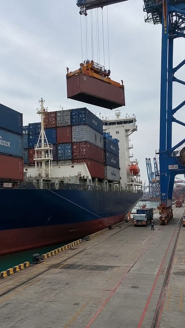 GidsonASmixoof's tweet photo. Container Ship Loading Operation 🚢📦 | Real Port Footage🛥️🌊🙏

#ContainerShip #CargoShip #Shipping #Port #PortOperations #ShipLoading #ContainerTerminal #Maritime #OceanFreight #Cargo #ShipSpotting #Industrial #Logistics #USA #AmericanAudience https://t.co/J3WXJSd3DU