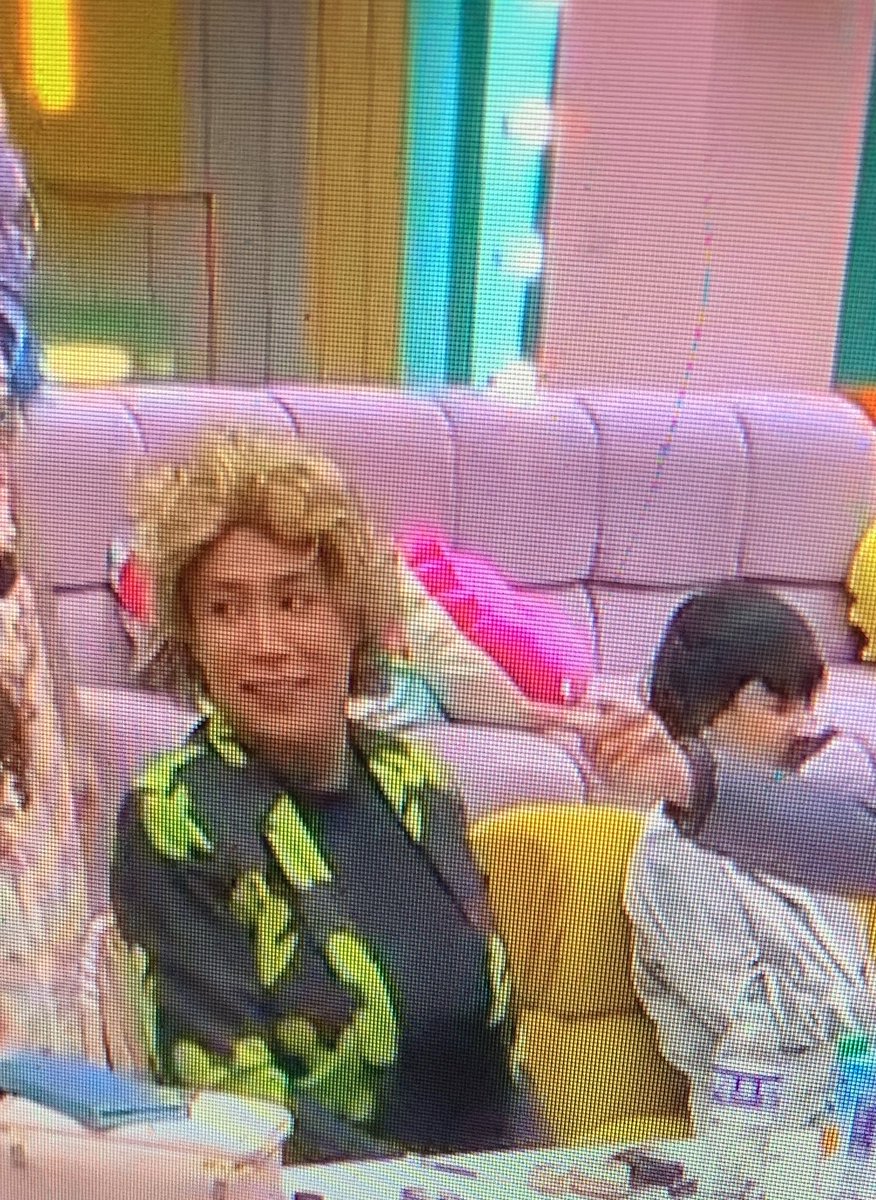 martinangelh's tweet photo. Karina en su personaje de Ricardo Peralta 🤣 

#LaCasaDeLosFamososMx
#LaCasaDeLosFamososMéxico https://t.co/WWCDcYCjph