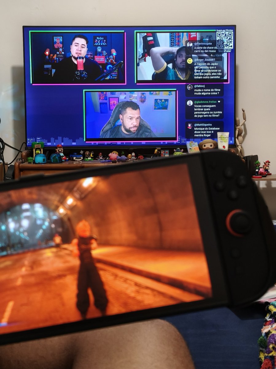 Dantepk182's tweet photo. Assistindo a live do @99Vidas enquanto jogo o FF7 rmk no Switch 2. https://t.co/t0mk79cXb3