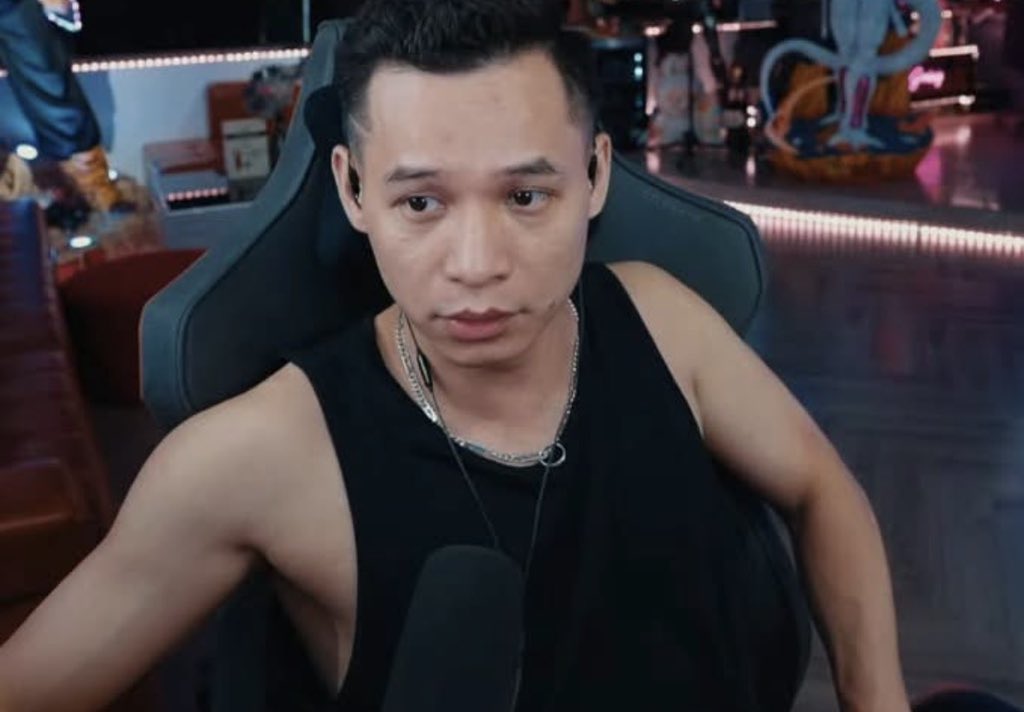 JayC_Hi's tweet photo. 🚨 Độ Mixi công khai chuyện hợp tác với PUBG

Trong buổi livestream tối nay, Độ Mixi, đại diện Refund Gaming, cho biết phía PUBG vẫn ghi nhận các khoản chi với nội dung "chi phí marketing dành cho Refund Gaming".

Nhưng theo lời Độ Mixi, Refund Gaming chưa từng nhận được khoản tiền này.

Nghĩa là trên giấy tờ có khoản chi mang tên Refund Gaming, còn bên được ghi nhận là thụ hưởng lại nói chưa nhận được đồng nào.

#ewc