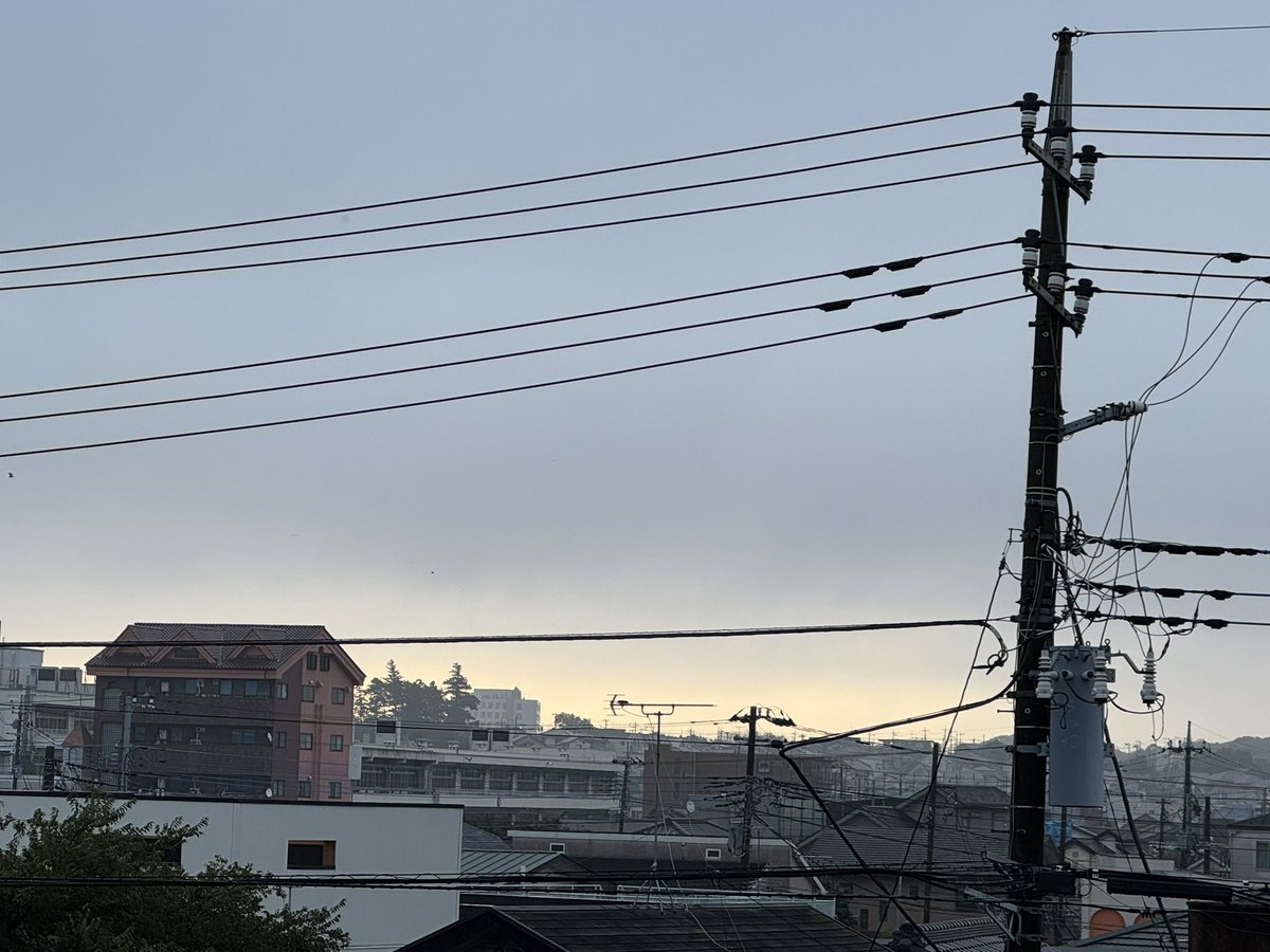 sunsunriko's tweet photo. おはようございます。休み明けの朝活。しっかり動いてじんわり朝。今週は2日の仕事ですがしっかりやっていきましょう。今朝も感謝。カリカリしないよ。
#朝活　#イマソラ　#空が好き https://t.co/KjPqbRHdVW