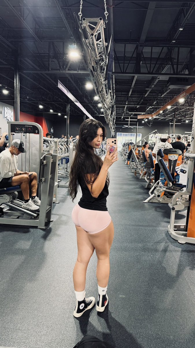 Aishahsofey_v2's tweet photo. Before streaming | was 145 pounds, then I dropped to 130, and now I'm back up to 140, but pushing hard to 150! https://t.co/fmLL0TlU98