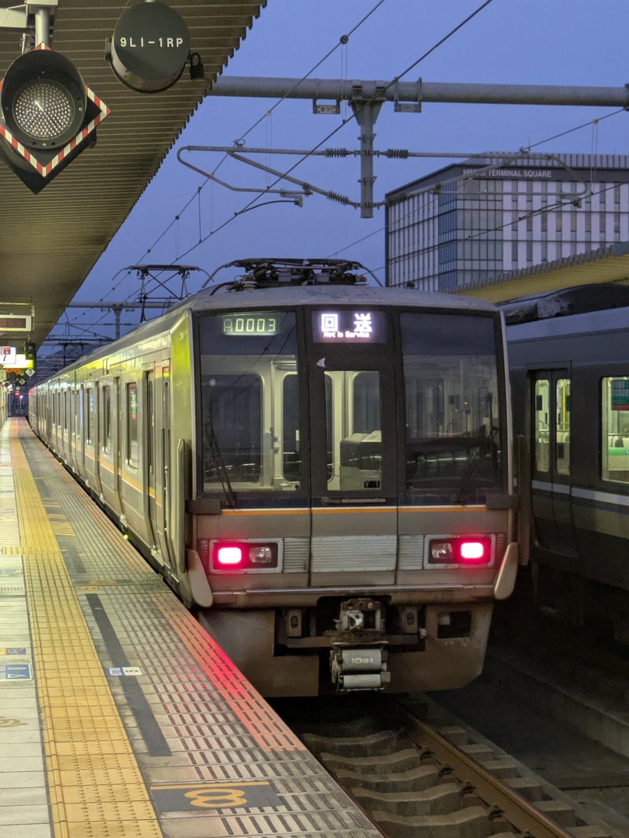 L4rZSZXewB90242's tweet photo. 9月24日姫路駅5時50分発
回7781M、網干入場回送
S19編成（3両）+Y1編成（2両） https://t.co/HdoiMLZXMf