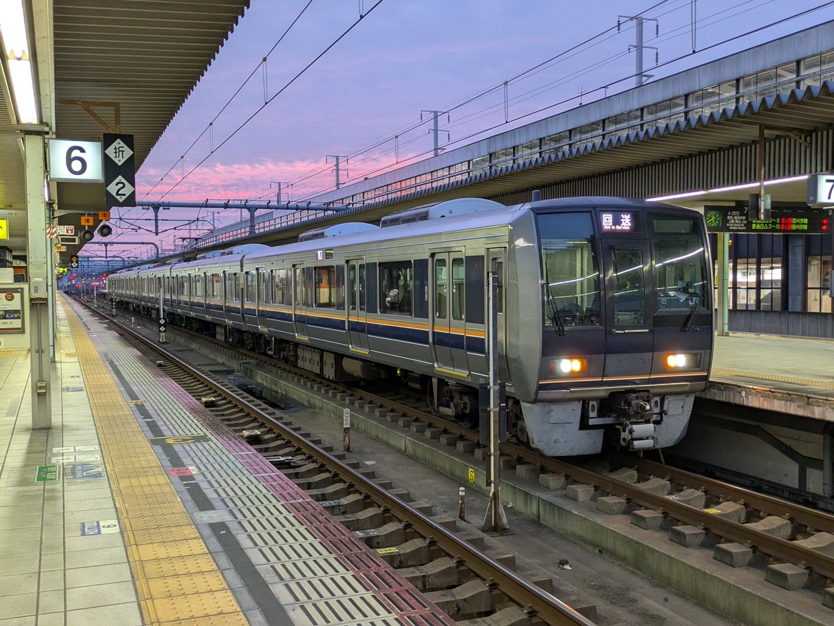 L4rZSZXewB90242's tweet photo. 9月24日姫路駅5時50分発
回7781M、網干入場回送
S19編成（3両）+Y1編成（2両） https://t.co/HdoiMLZXMf