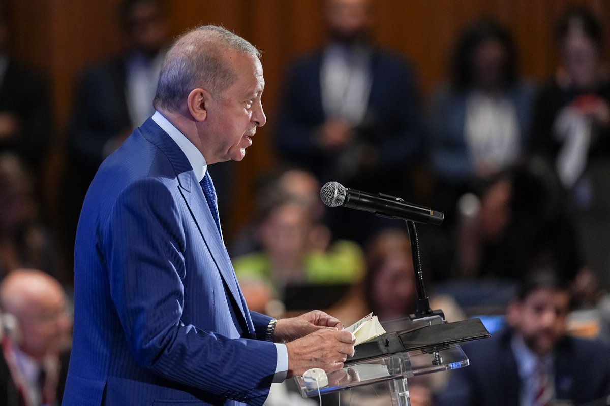 RTErdogan's tweet photo. Birleşmiş Milletler 81’inci Genel Kurulu marjında düzenlenen etkinlikte “İklim Eylemi” ve “Adil Geçiş” konularını ele almak üzere bir toplantı gerçekleştirdik.

İklim hedeflerimizi toplumsal ve ekonomik gerçeklerle buluşturamadığımız her öneri, başarısızlığa mahkûm olacaktır.    

Ülkelerin refahını güçlendirecek adımların, kendi şartları, imkânları, kalkınma öncelikleri doğrultusunda şekillenmesi gerekiyor.

Finansman ve teknolojiye erişimdeki eşitsizlikler sürerken bütün ülkelerden aynı hızda ilerlemelerini beklemek gerçekçi değildir.

İklim hedefleriyle kalkınma ve refah arasında güçlü bir bağ kurabildiğimiz ölçüde adil geçişi de kalıcı hale getirebiliriz.