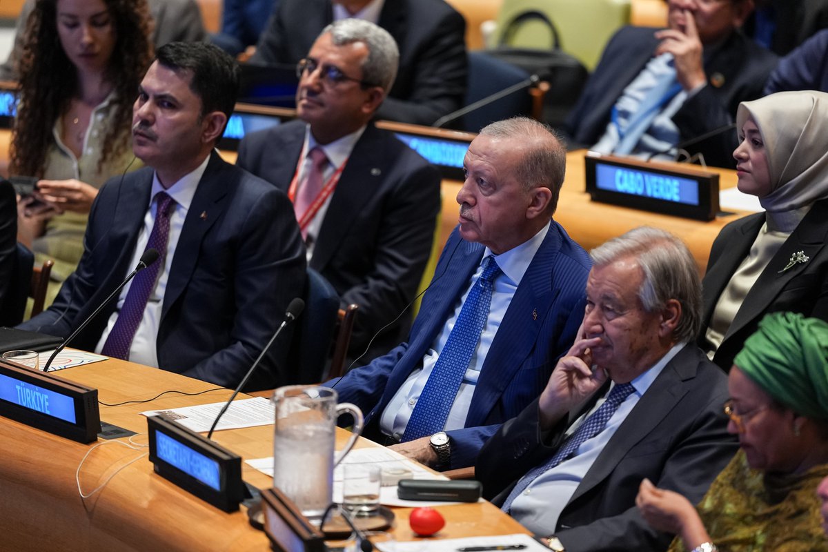 RTErdogan's tweet photo. Birleşmiş Milletler 81’inci Genel Kurulu marjında düzenlenen etkinlikte “İklim Eylemi” ve “Adil Geçiş” konularını ele almak üzere bir toplantı gerçekleştirdik.

İklim hedeflerimizi toplumsal ve ekonomik gerçeklerle buluşturamadığımız her öneri, başarısızlığa mahkûm olacaktır.    

Ülkelerin refahını güçlendirecek adımların, kendi şartları, imkânları, kalkınma öncelikleri doğrultusunda şekillenmesi gerekiyor.

Finansman ve teknolojiye erişimdeki eşitsizlikler sürerken bütün ülkelerden aynı hızda ilerlemelerini beklemek gerçekçi değildir.

İklim hedefleriyle kalkınma ve refah arasında güçlü bir bağ kurabildiğimiz ölçüde adil geçişi de kalıcı hale getirebiliriz.